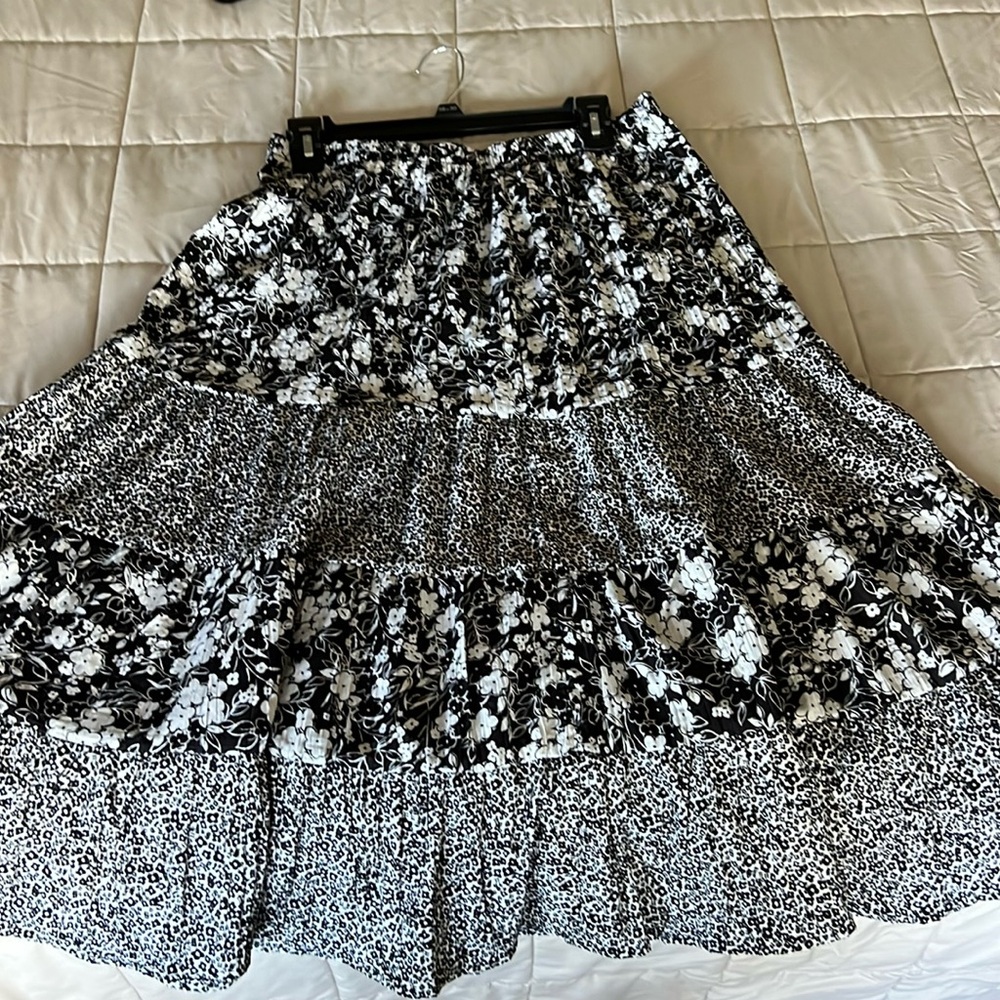 Black and white patterned phone, size medium, no wear or tear